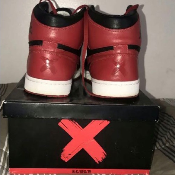 AIR JORDAN RETRO 1 (high tops) edition “banned” - Picture 4 of 5